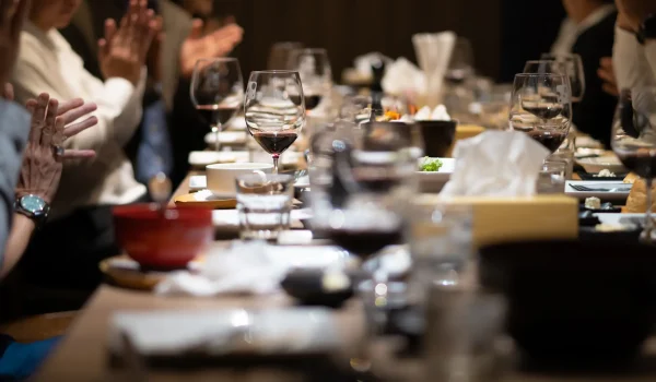 grupo-de-personas-en-un-restaurante