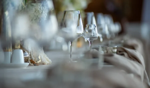hermosa-mesa-de-boda-con-velas-y-flores